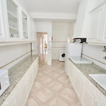 Stone's Throw - Front Line In Apartment