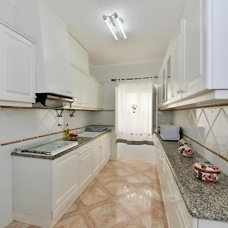 Stone's Throw - Front Line In Apartment *
