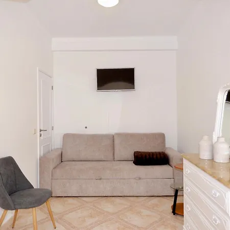 Apartment Stone's Throw - Front Line In *