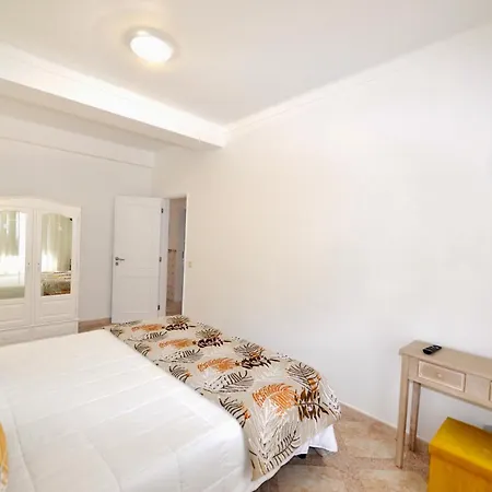 Stone's Throw - Front Line In Apartment *