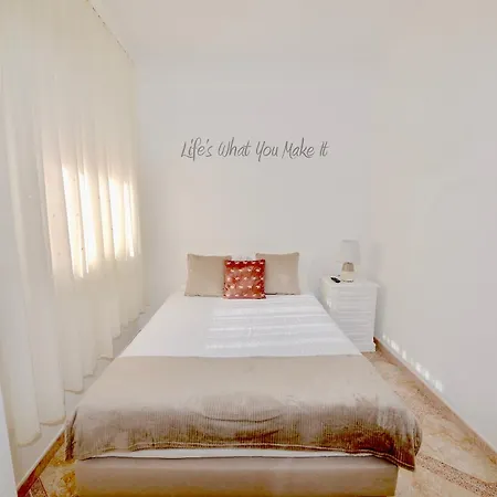Apartment Stone's Throw - Front Line In *