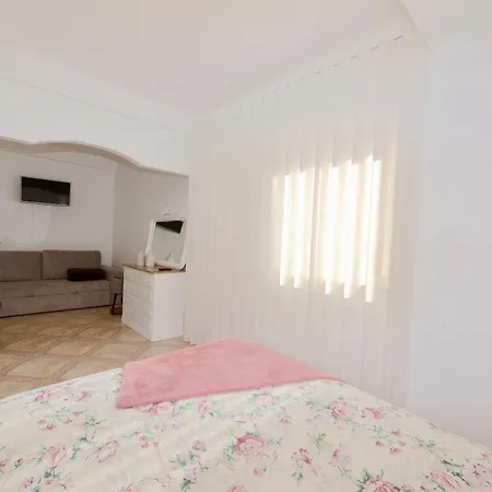 Stone's Throw - Front Line In Apartment *