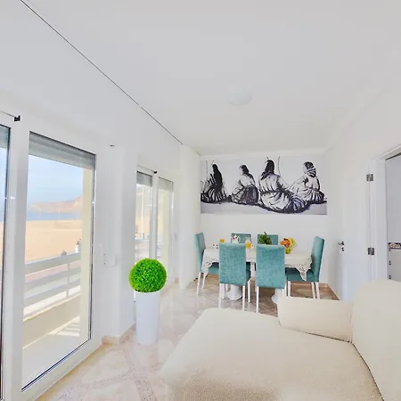 Stone's Throw - Front Line In Apartment *