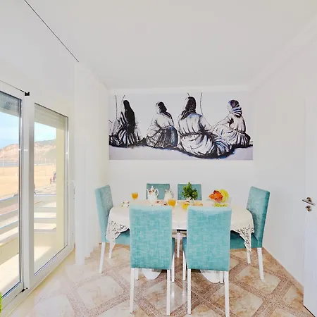 Apartment Stone's Throw - Front Line In